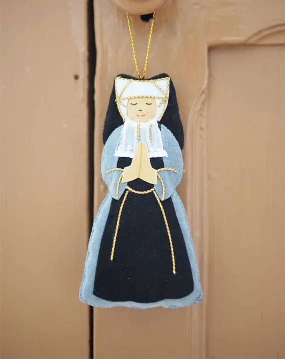 Décoration en feutrine – religieuse 
